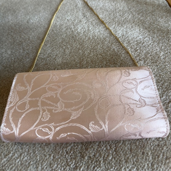 VINTAGE SOFT PINK FABRIC SCROLL PATERN PURSE WITH GOLD CHAIN - Picture 4 of 13